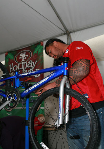 San Francisco 49ers Stars Bring Joy to Children by Assembling and Delivering Bicycles