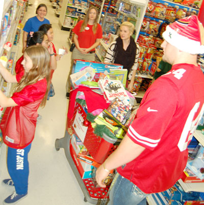 Spreading Holiday Cheer 49ers Players Shop With Children Spreading Holiday Cheer 49ers Players Shop With Children